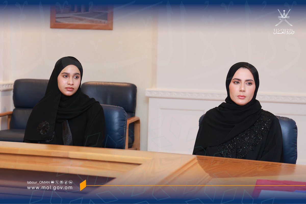 وقّعت #وزارة_العمل ممثلة بالكلية المهنية بصور برنامجا تدريبيا متخصصا مع أكاديمية الابتكار الصناعي، بهدف تأهيل الحرفيين العمانيين وصقل مهاراتهم في مجال صناعة السفن التقليدية، باعتبارها أحد المكونات التراثية الأصيلة التي ارتبطت بتاريخ عُمان البحري وموروثها الثقافي.