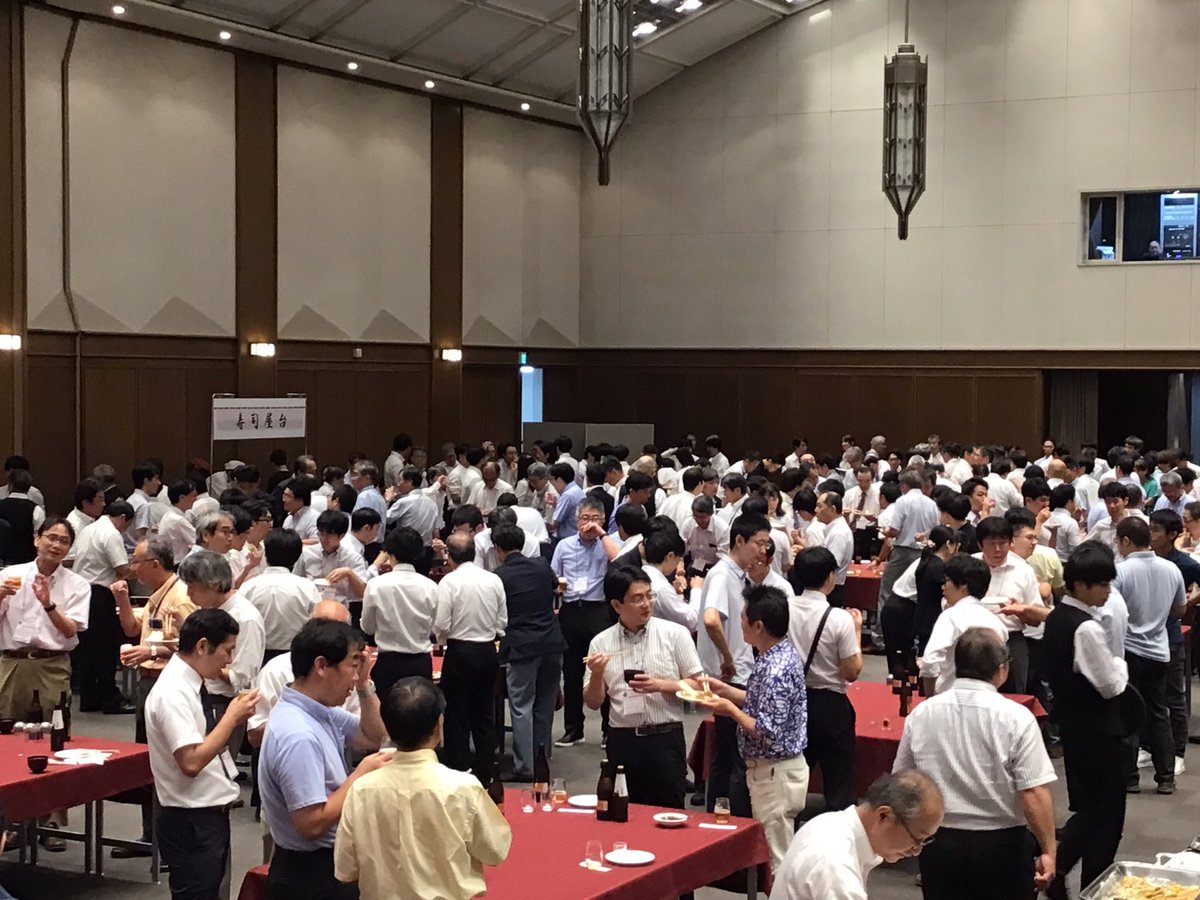 第74回高分子討論会懇親会始まりました！大阪定番のたこ焼き、大人気豚まんも並んでいます^ ^ 嬉しいですね♪