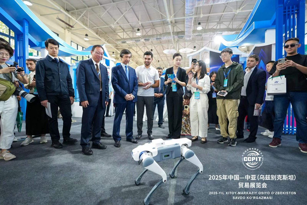 DeepRobotics_CN's tweet image. Showcasing our latest innovations at the China-Central Asia (Uzbekistan) Trade Expo in Tashkent 🇺🇿! 😀 #CCPIT

We are proud to present robotic solutions to international partners and delighted to see strong interest from many potential clients during the expo.

The event runs…