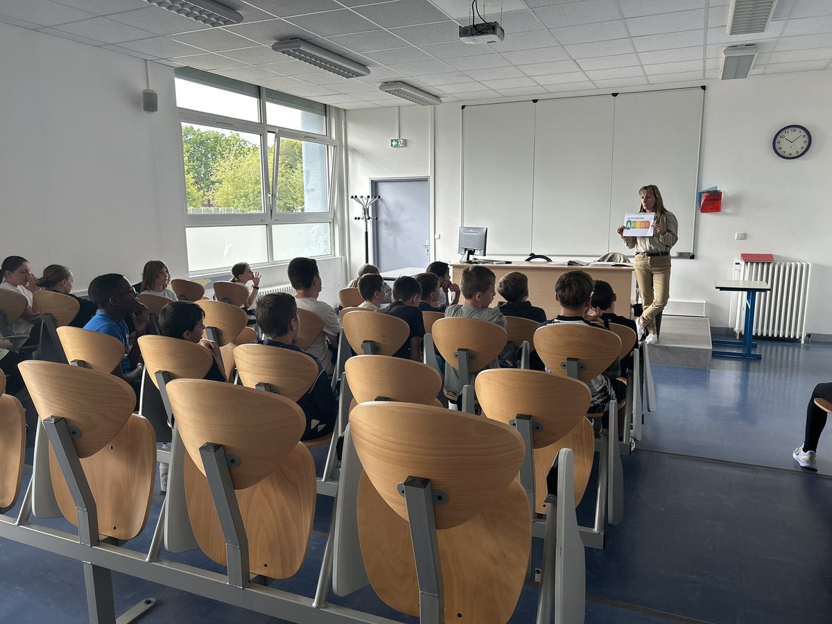 CollegeGProbst's tweet photo. Du sport avec des ballons, des baudriers, des steps et des informations sur la nutrition à l’occasion de la fête du sport 2025 au collège Gisèle Probst. https://t.co/WVnprEhZZI