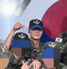 후임 조교 임명식 사진에
손하트 종현💙