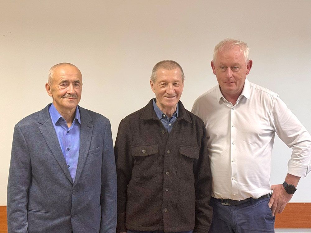 ituc's tweet image. 🚨 #Belarus trade union leaders freed – but forced into exile.
After 3.5 years in prison, Aliaksandr Yarashuk &amp;amp; others were dropped at Lithuanian border with no passport and belongings,  just their prison clothes.
ITUC General Secretary @luc_triangle met them in Vilnius: “The…