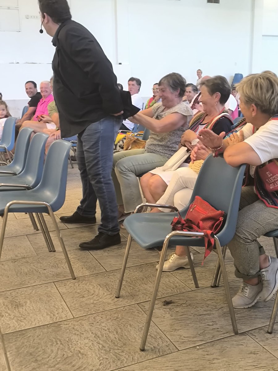 Durante mis espectáculos me gusta mucho que participe la gente. El lunes en #novallas se lo pasaron genial, podéis ver sus caras. Seguimos a tope y no paramos.

#magotutan #magia #espectaculo #show #actuación #risas #fiestas #niños #familiar