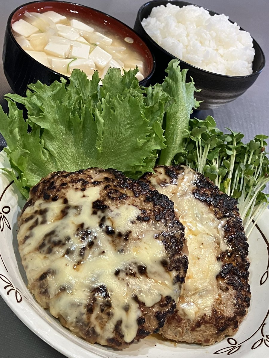 今日はWチーズハンバーグ定食を食べました。おいしかったです。