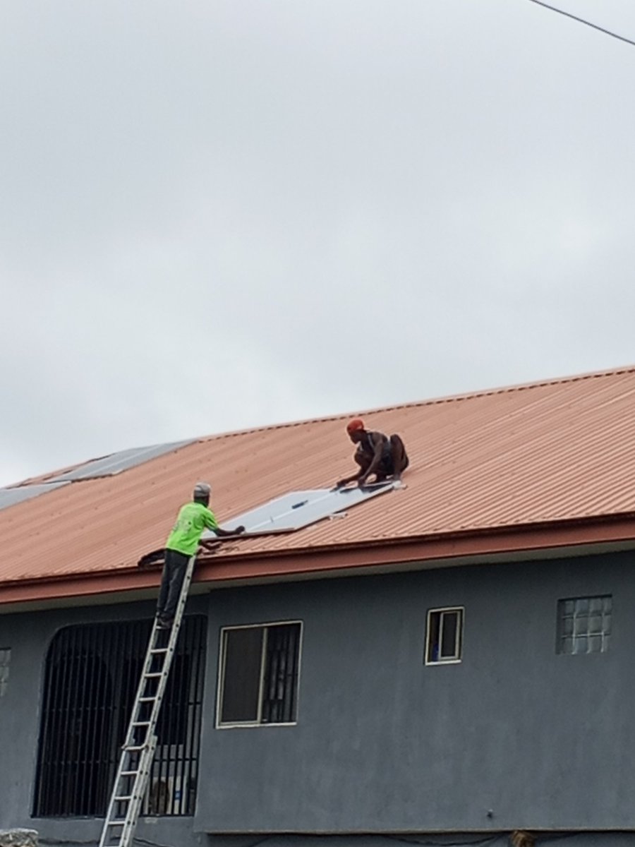 SIMPLE_BLOG_1's tweet photo. @olabode_szn Caesar dey my roof here https://t.co/YrewqMtKPx