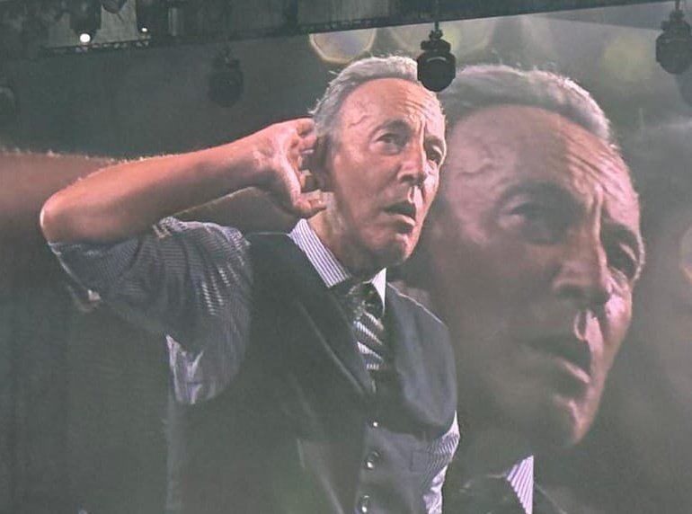 VLafora's tweet photo. @PaulApp0505 Bon dia Paul. Happy #BruceDay
📷 by @PaulApp0505 @LohadTour https://t.co/dFmwNtdAcW