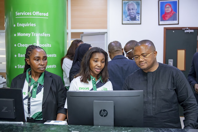 Arden_Kitomari's tweet image. CRDB yazidi kuimarisha huduma baada ya maboresho ya mfumo mkuu wa utoaji huduma.
Abdulmajid Nsekela awashukuru wateja kwa uvumilivu, akiahidi huduma bora zaidi huku CRDB ikijitanua hadi Dubai.
🔗 Soma zaidi: [ardenkitomaritz.blogspot.com/2025/09/crdb-y…]
#CRDB #Banking #Innovation #CustomerExperience