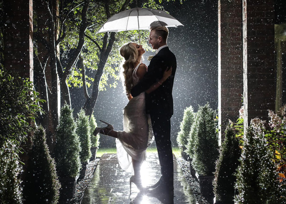 It’s raining today… but at Hutton Hall, even the rain tells a love story. 🌧️✨ Moments like this prove that a little rain can turn into pure magic. 💕
📸 andy.bennett.photographer (instagram) #rainydaymagic #kissintherain #weddinginspo #weddingstyle