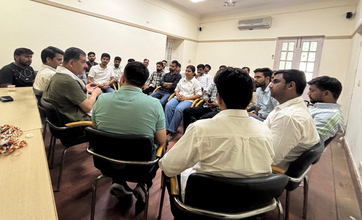 छात्र राजनीति से जुड़े राजस्थान एनएसयूआई के ऊर्जावान प्रतिनिधियों/सदस्यों ने आज दिल्ली में मुलाकात की।
पंजाब में छात्रसंघ चुनाव हुए हैं, दिल्ली में छात्रसंघ चुनाव हो रहे हैं; लेकिन राजस्थान में नहीं; यह अपने आप में दुर्भाग्यपूर्ण है।

प्रदेश के अलग-अलग क्षेत्रों के इन होनहार
