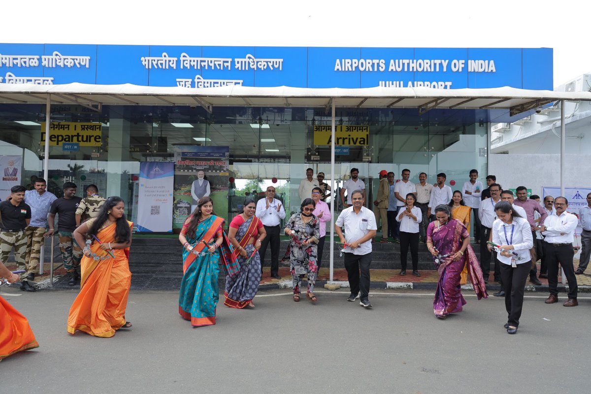 aaijuhairport's tweet photo. On the occasion of Yatri Sewa Diwas on 17th September 2025, Juhu Airport organized a traditional folk dance performance, showcasing India’s rich cultural heritage as part of a series of meaningful initiatives to mark the celebration.
#MoCA_GoI
#AAI_Official
#YatriSewaDiwas https://t.co/Wu7IClR8pk