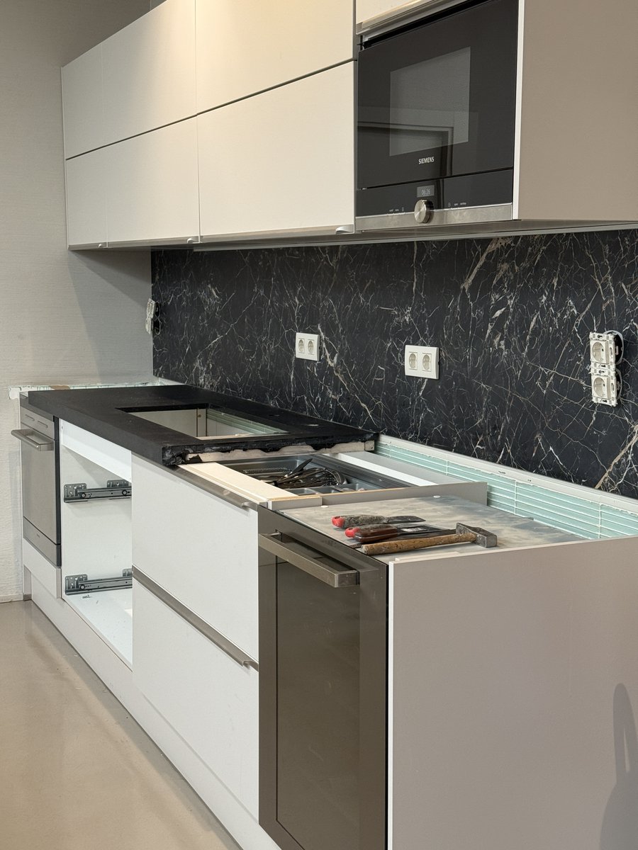 Renovar tu #cocina no siempre significa empezar de cero. A veces, basta con un cambio de materiales 💫
En esta cocina hemos sustituido el frente, la encimera y la isla por un porcelánico de gran formato que aporta luminosidad, frescura y amplitud sin alterar la distribución 🌿