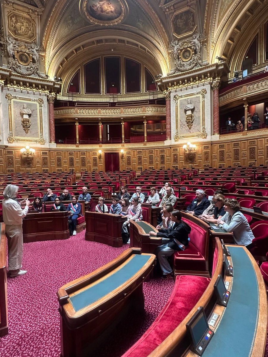 IsabelleBrique2's tweet image. J&apos;ai eu le plaisir d&apos;accueillir hier au @Senat les membres du Conseil municipal des enfants de Saint-Paul.
Accompagnés de Josiane Rouchut, Maire de Saint-Paul,  et d&apos;élus municipaux, ils ont pu découvrir le Palais du Luxembourg et le travail des Sénatrices et des Sénateurs.