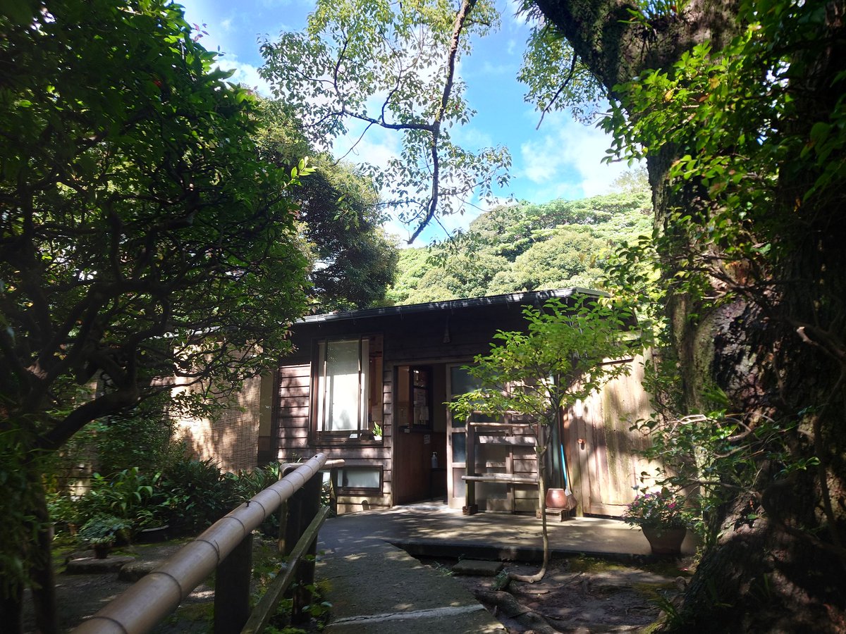 別府に来たら、坊主地獄に併設の『鉱泥温泉♨️』さんに立ち寄り湯😀
受付の女性スタッフが1人で対応、定期的に泥をかき混ぜてるので、受付が留守になるので10分以上待ったかな…
しっかり管理されたサイコーの泥湯を堪能😍✨
お肌もすべすべだ☺️