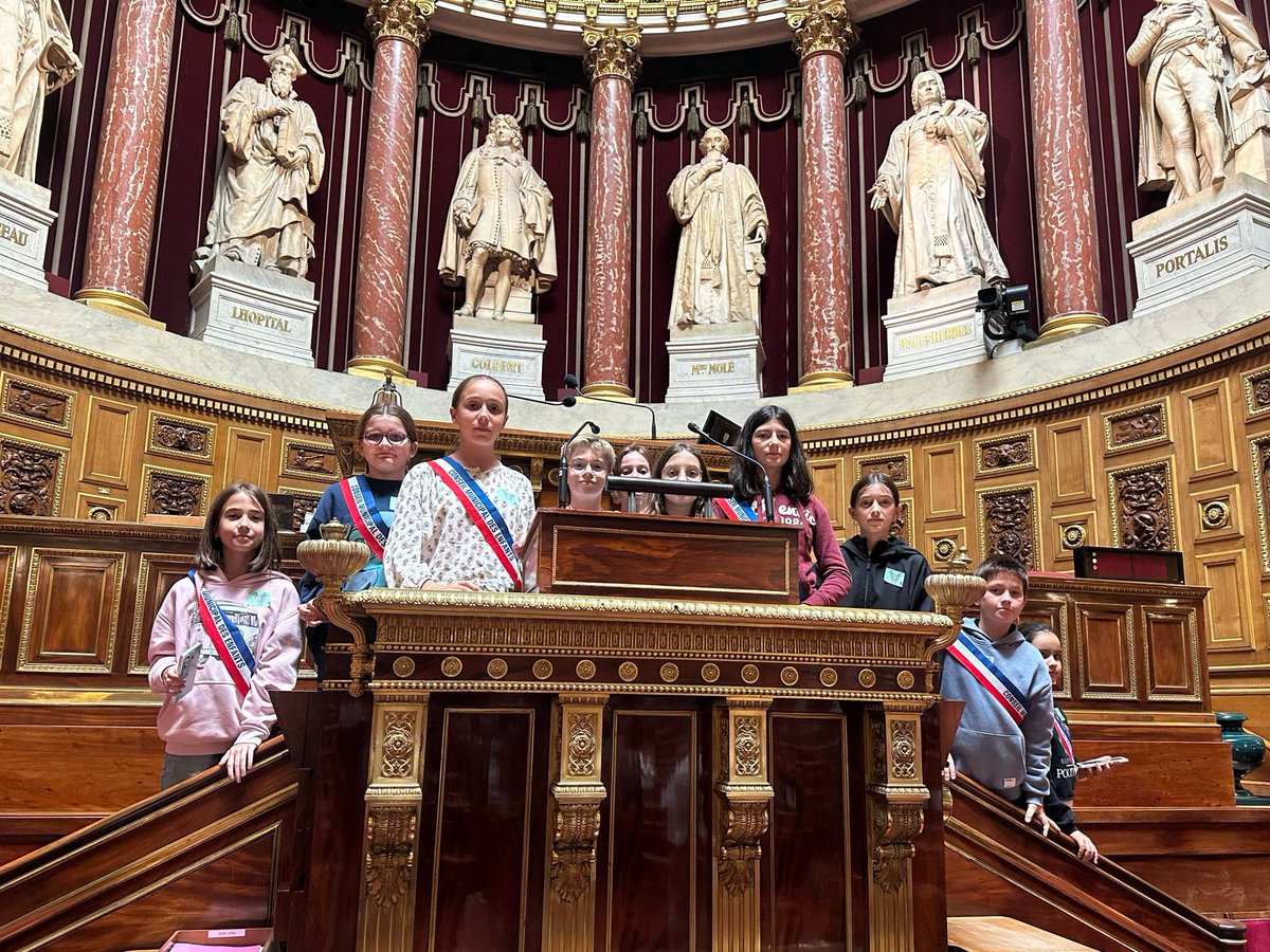 IsabelleBrique2's tweet image. J&apos;ai eu le plaisir d&apos;accueillir hier au @Senat les membres du Conseil municipal des enfants de Saint-Paul.
Accompagnés de Josiane Rouchut, Maire de Saint-Paul,  et d&apos;élus municipaux, ils ont pu découvrir le Palais du Luxembourg et le travail des Sénatrices et des Sénateurs.