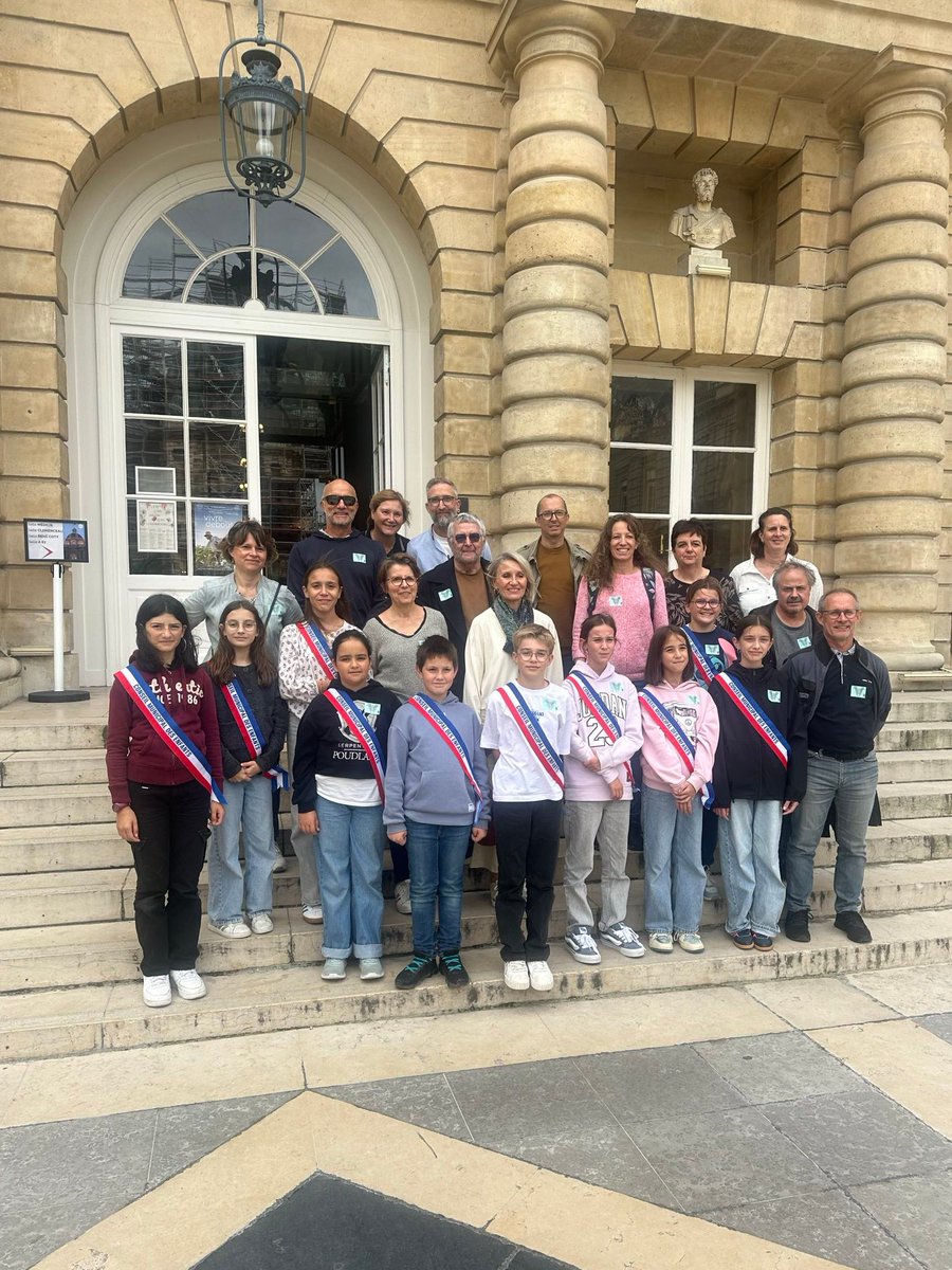 IsabelleBrique2's tweet image. J&apos;ai eu le plaisir d&apos;accueillir hier au @Senat les membres du Conseil municipal des enfants de Saint-Paul.
Accompagnés de Josiane Rouchut, Maire de Saint-Paul,  et d&apos;élus municipaux, ils ont pu découvrir le Palais du Luxembourg et le travail des Sénatrices et des Sénateurs.