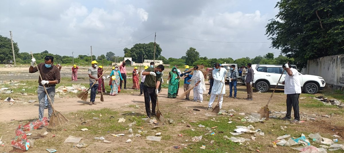 સ્વચ્છતા હિ સેવા 2025 “સ્વચ્છોત્સવ” અંતર્ગત ઈડરના જાદર ખાતે શ્રમદાન થકી સફાઈ કરવામાં આવી.

તાલુકા પંચાયત પ્રમુખશ્રી કાંતિભાઈ પટેલ અને તાલુકા વિકાસ અધિકારીશ્રી ભરતભાઈ ચૌધરીએ સ્વચ્છતાને દૈનિક જીવનનો ભાગ બનાવવાઆહ્વાન કર્યું.