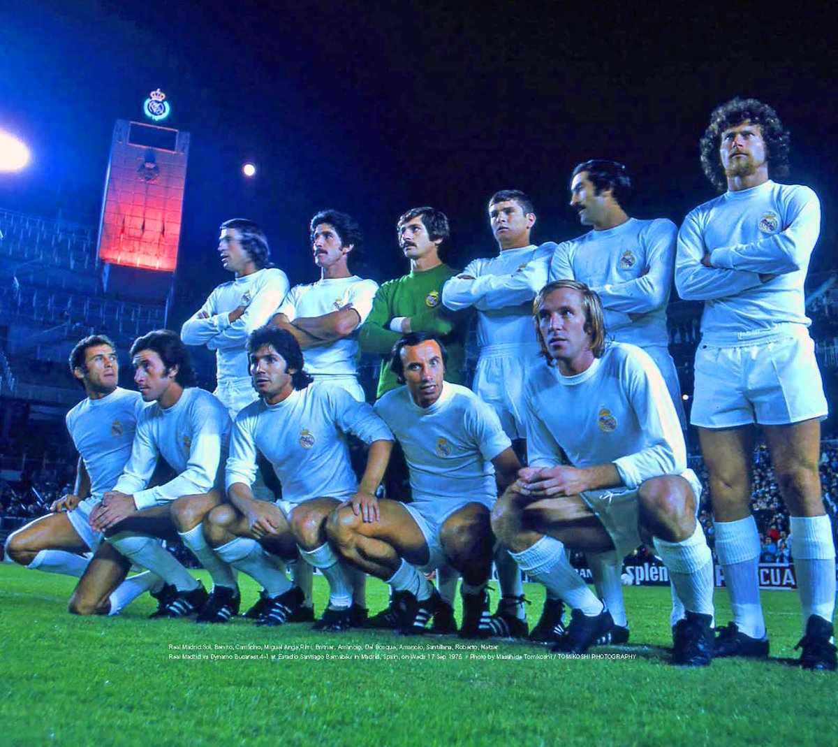 17 de septiembre de 1975. El Real Madrid de hace 50 años formando en el Santiago Bernabéu. Extraordinaria fotografía nocturna que incluye en la composición la torre y el escudo de neón. Brutal.
📸 Fotografía de Masahide Tomikoshi.