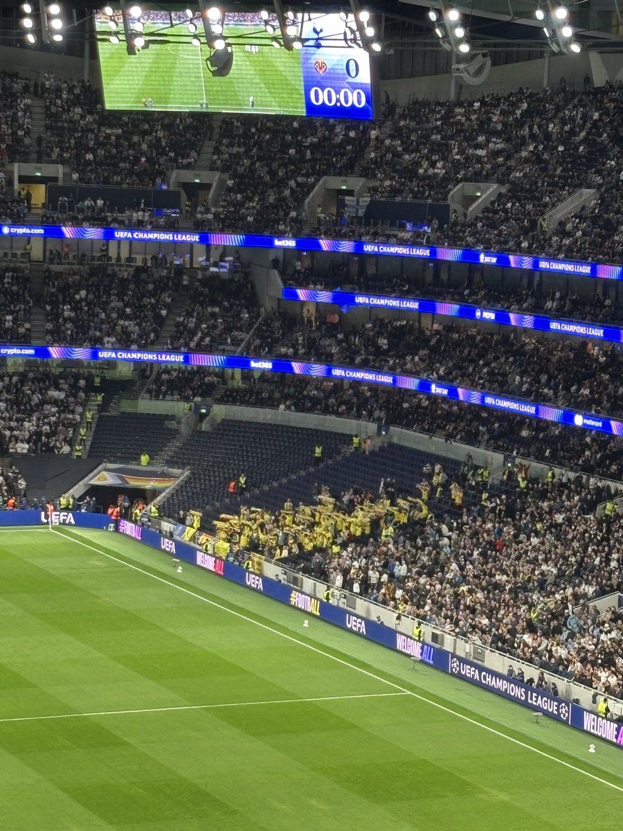 asanchez_vcf's tweet image. Este desplazamiento de la “afición” del Villarreal a Londres sea posiblemente lo más lamentable que he visto. 
Los clubes sin afición propia tienen estas cosas.