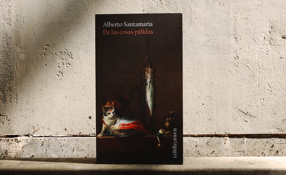 'De las cosas pálidas', de Alberto Santamaría, llega hoy a librerías.

Este poemario recurre a una cadencia meditativa, sincopada, alterada, también excéntrica e irónica. Y es que en estos poemas siempre parece que es domingo por la tarde en un polígono industrial a las afueras.