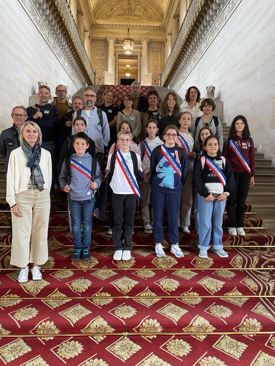 IsabelleBrique2's tweet image. J&apos;ai eu le plaisir d&apos;accueillir hier au @Senat les membres du Conseil municipal des enfants de Saint-Paul.
Accompagnés de Josiane Rouchut, Maire de Saint-Paul,  et d&apos;élus municipaux, ils ont pu découvrir le Palais du Luxembourg et le travail des Sénatrices et des Sénateurs.