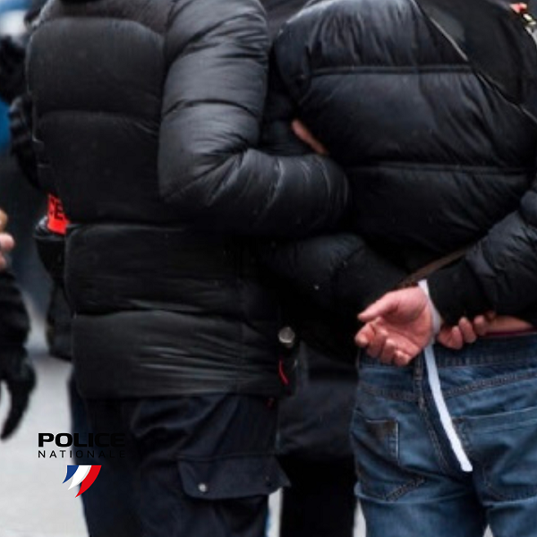 #Protéger | Pour lutter contre la délinquance, nos policiers en civil de la brigade anticriminalité (BAC) patrouillent quotidiennement dans les rues du centre-ville de #Nantes. Hier, ils ont interpellé deux individus en flagrant délit de vente de cocaïne.