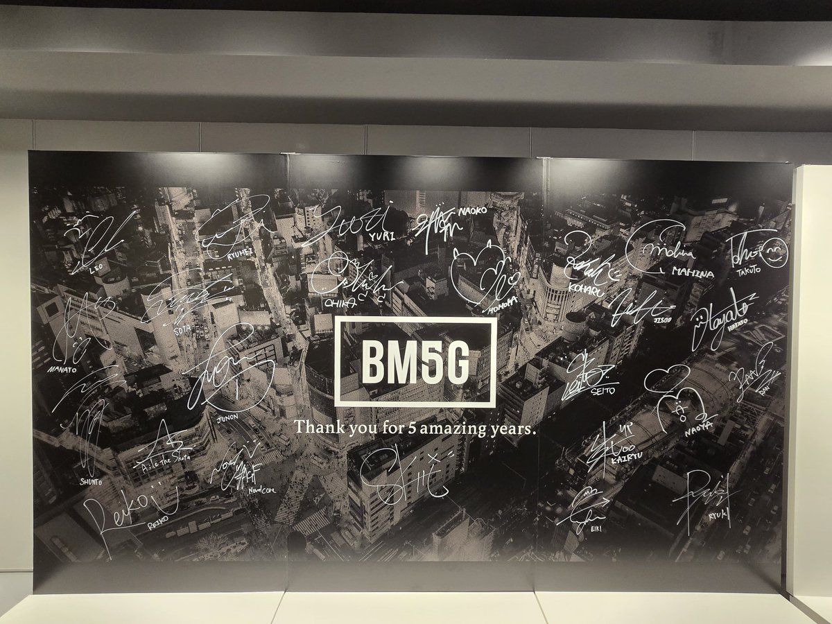 BMSG STREET GALLERYに飾られているサインの写真です✨JUNONくんの