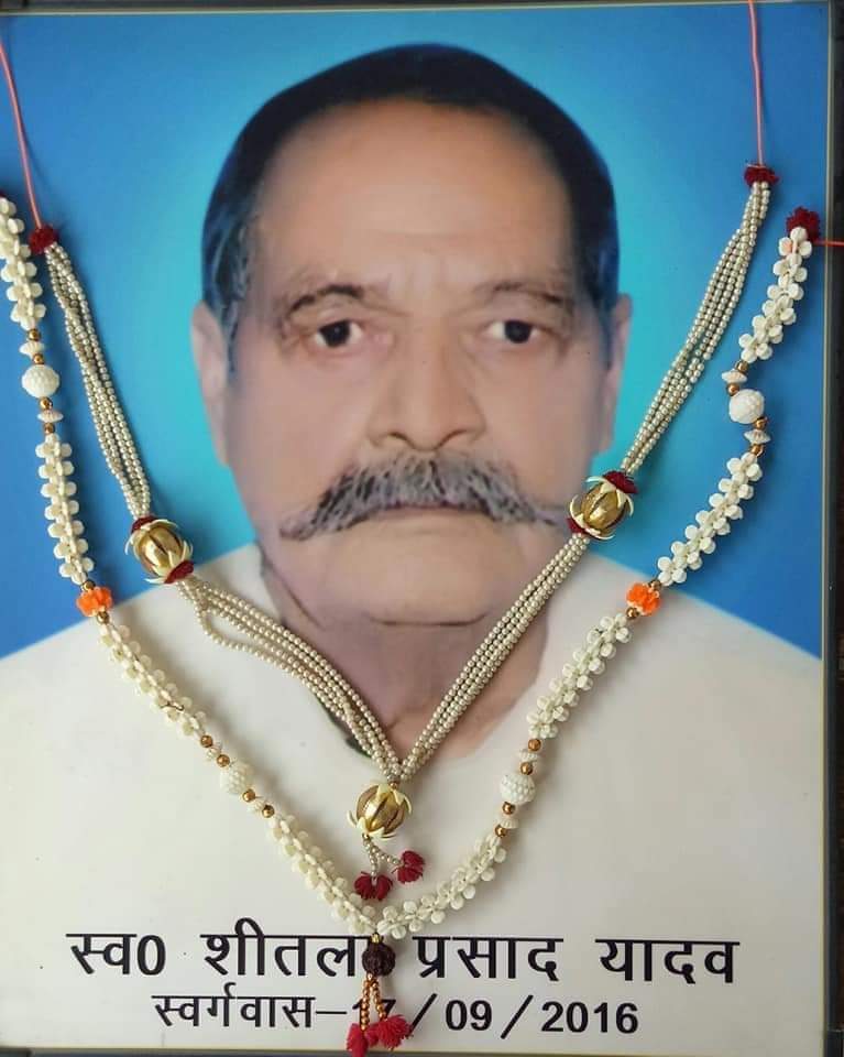 pradeepbaba2015's tweet image. आज मेरे पूज्य दादा जी की 9वीं पुण्यतिथि है।
उनका स्नेह, मार्गदर्शन और आशीर्वाद आज भी मेरी जीवन-यात्रा का संबल है।
वो भले ही शारीरिक रूप से हमारे बीच नहीं हैं,
लेकिन उनकी यादें, उनके संस्कार और उनके शब्द आज भी मेरे साथ हैं।

दादा जी के पावन चरणों में श्रद्धा सुमन अर्पित करता हु।