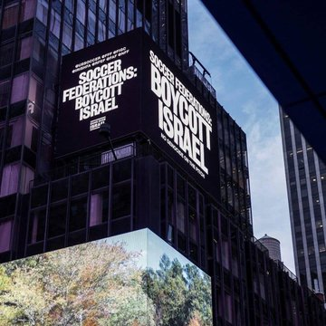ferozwala's tweet photo. A massive #billboard in New York's "Times Square" carries the phrase "Israel is committing genocide – Football Associations: Boycott Israel," as part of an international campaign calling for a "sports boycott of Israel."

#Times_Square
#NY #USA https://t.co/tQwsRNfRuR
