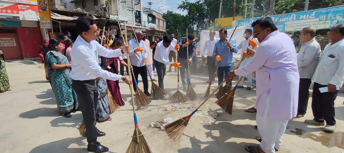 સાબરકાંઠાના વડાલી ખાતે ગુજરાત વિધાનસભા નાયબ મુખ્ય દંડકશ્રી વિજયભાઈ પટેલની ઉપસ્થિતિમાં વડાપ્રધાન શ્રી ના જન્મદિન નિમિત્તે યોજાયેલ "સ્વચ્છતા એ જ સેવા" કાર્યક્રમમાં ઉપસ્થિત રહી સફાઈ અભિયાન જોડાયા #Swachhotsav
#SwabhavSwachhata
#SwachhataHiSeva2025
#NirmalGujarat2
 #sbmugujarat