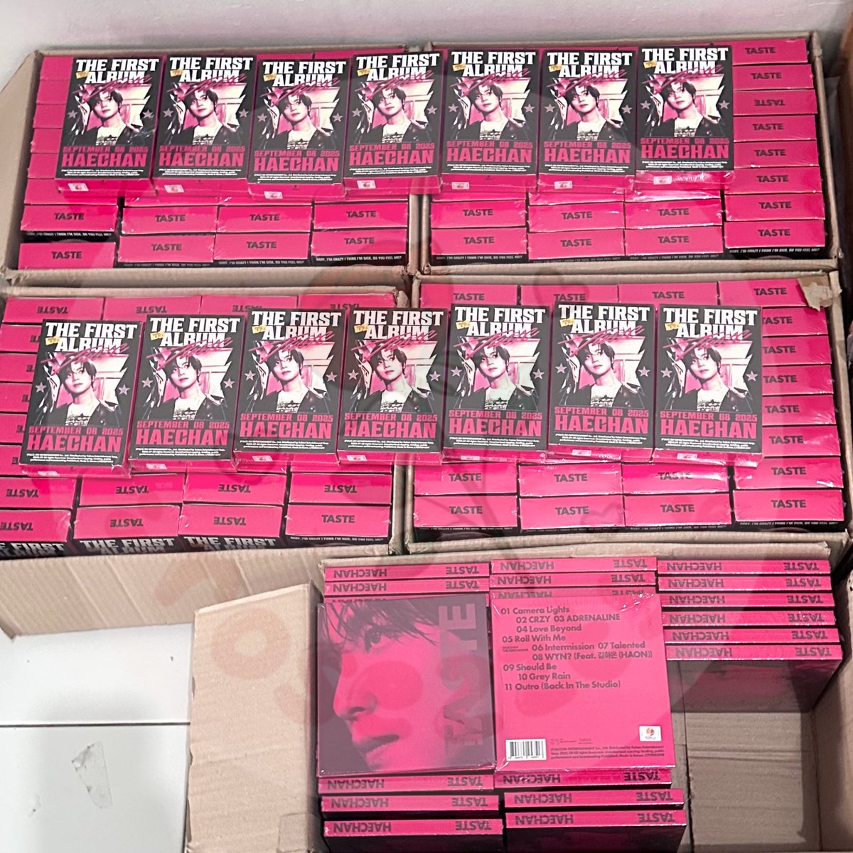 gorosezzty's tweet photo. [ARRIVED INA]

1615/1765 album Haechan sudah tiba~

Kemungkinan besok semua album sudah lengkap tiba di Rosezzty. Pengiriman juga akan langsung dilakukan mulai besok yaa~

Link co ditunggu MALAM INI yaa kita masih menunggu 1 box terakhir yang belum release tax untuk perhitungan final. Tolong ditunggu ya kalo sudah dikirim emailnya pasti diinfo kok🙌🏻  

Ayo bantu doain & semangatin admin packing Rosezzty guys🙂‍↔️🤣