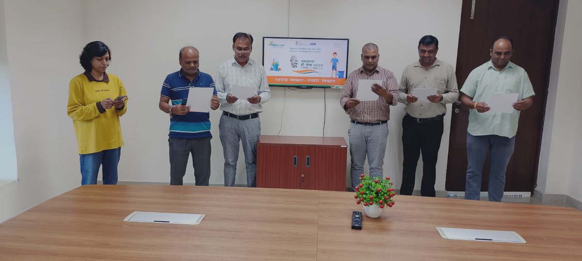 STPIBHOPAL's tweet image. #SwachhtaHiSeva2025 #Swachhotsav अभियान के अंतर्गत #एसटीपीआई #भोपाल निदेशालय के अधिकारियों एवं कर्मचारियों द्वारा स्वच्छता की शपथ ली गयी और यह निश्चय किया गया कि,पर्यावरण को स्वच्छ एवं  साफ़ रखने में अपना योगदान देना चाहिए | @stpiindia.