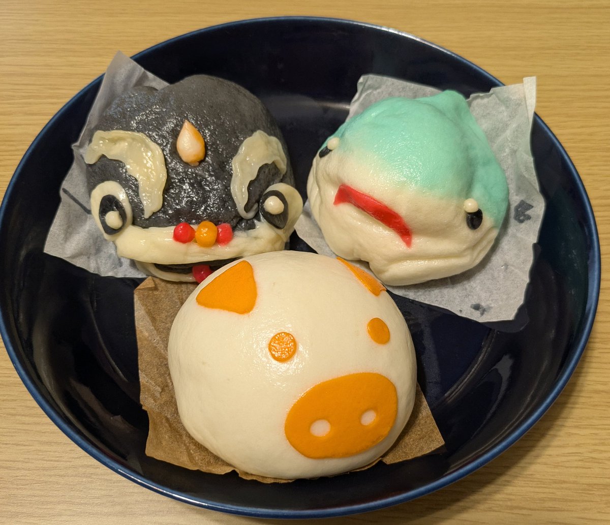 chigimarinyan's tweet photo. のり蔵がお休みの日だったので
老維新の豚角煮まんをお土産に
🐽とっても美味しかったよ。私はふかひれまんが一番良かった😆
最後のドンキホーテ終始会場が笑っていて面白かった中でゆうみさんの笑いの中にも気品が見える素敵さ可愛さと面白さが絶妙のお芝居が好き🩷 https://t.co/eCPEsjighg