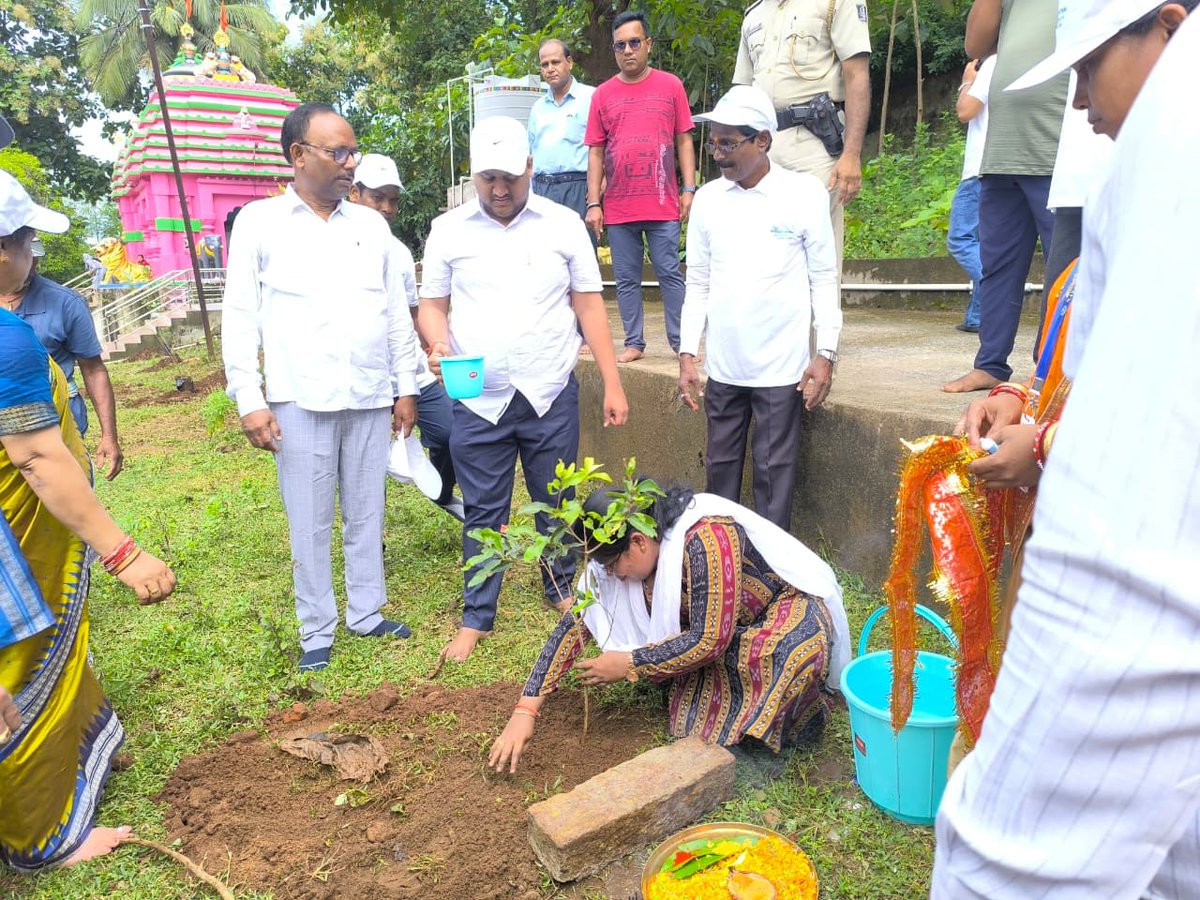 “Ek Ped Maa Ke Naam 2.O” under Swachhata Hi Seva-2025 organized by Nayagarh Municipality  in different places.<a href="/SwachhBharatGov/">Swachh Bharat Urban</a>, @SwachhBharat  <a href="/MoHUA_India/">Ministry of Housing and Urban Affairs</a>, <a href="/MoJSDDWS/">Department of Drinking Water & Sanitation (#DDWS)</a> #SHS2025 #SwachhataHiSeva2025 #Swachhotsav <a href="/PRDeptOdisha/">Panchayati Raj and Drinking Water Department</a>  <a href="/HUDDeptOdisha/">H & UD Dept</a>