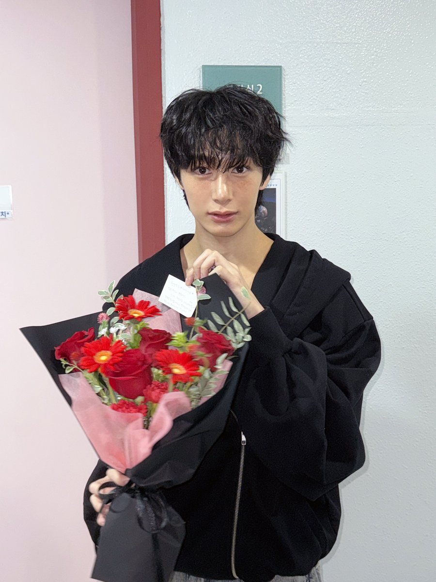 어떻게 이렇게 연극하는 남친 공연 끝나고 꽃다발 건네고 찍은 사진같이 나왔지