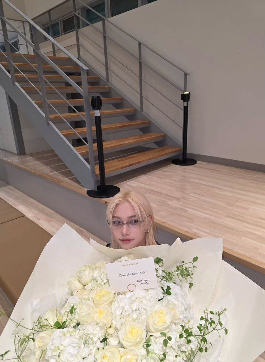 FLXCentral's tweet image. [250917] #FELIX @ yong.lixx new Instagram update

For his 25th birthday, Felix received personally bouquet sent by Louis Vuitton Artistic Director, Nicolas Ghesquière. 

“Happy Birthday Felix
With Love, 
Nicolas”

“Thank you Nicolas🖤”

#FELIXxLouisVuitton