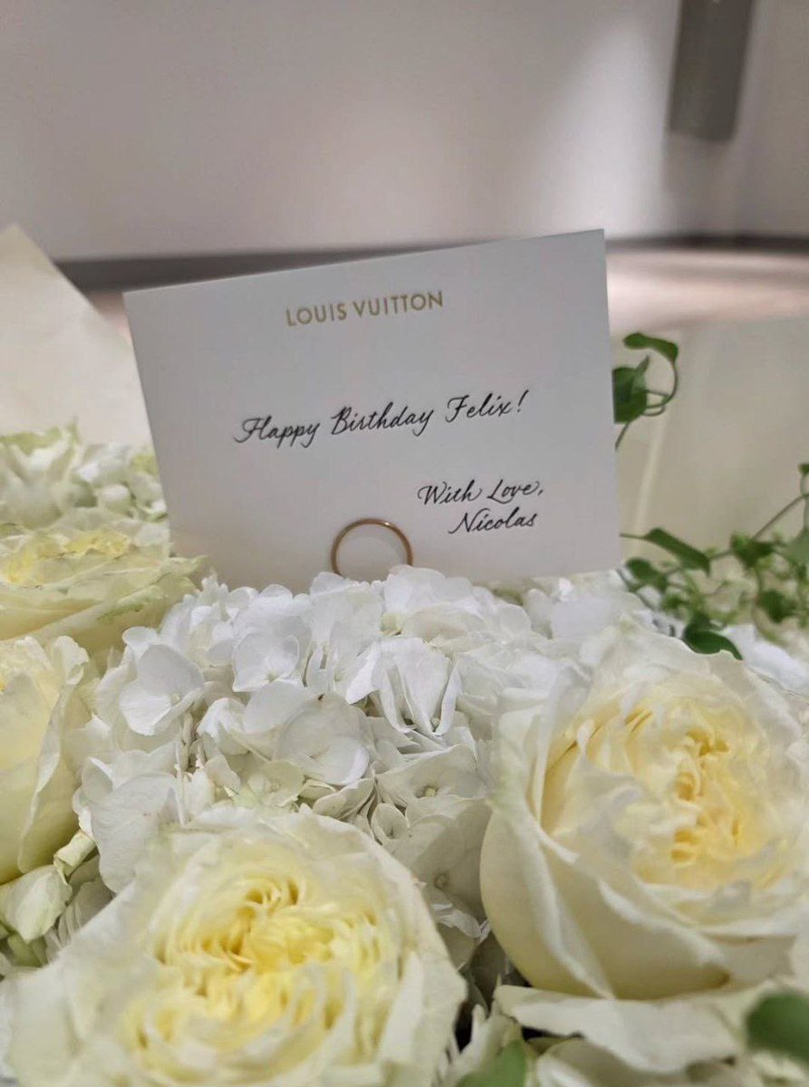 FLXCentral's tweet image. [250917] #FELIX @ yong.lixx new Instagram update

For his 25th birthday, Felix received personally bouquet sent by Louis Vuitton Artistic Director, Nicolas Ghesquière. 

“Happy Birthday Felix
With Love, 
Nicolas”

“Thank you Nicolas🖤”

#FELIXxLouisVuitton