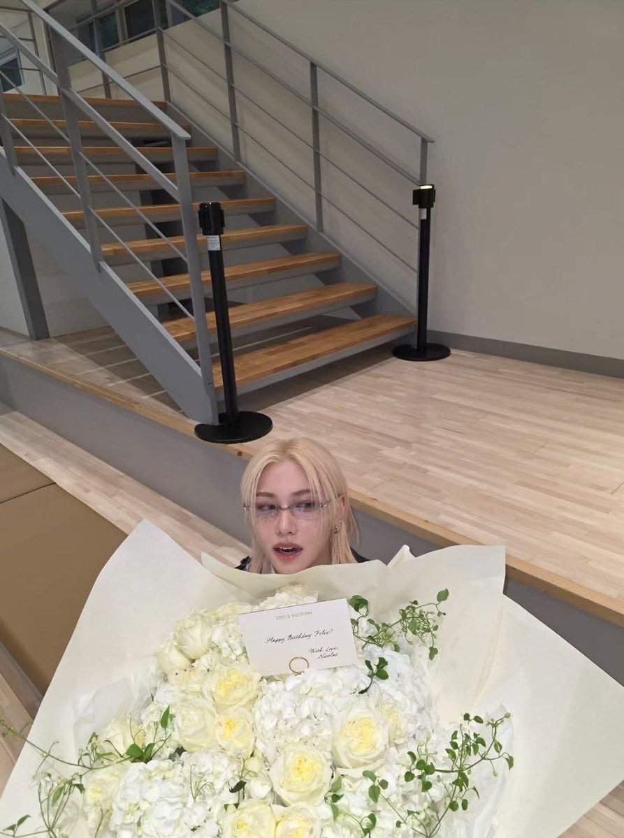 FLXCentral's tweet image. [250917] #FELIX @ yong.lixx new Instagram update

For his 25th birthday, Felix received personally bouquet sent by Louis Vuitton Artistic Director, Nicolas Ghesquière. 

“Happy Birthday Felix
With Love, 
Nicolas”

“Thank you Nicolas🖤”

#FELIXxLouisVuitton