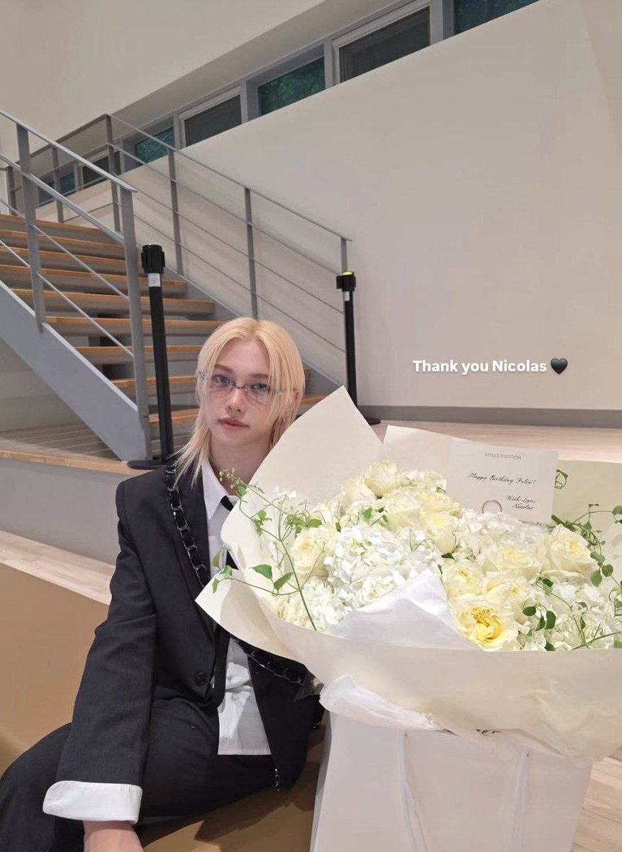 FLXCentral's tweet image. [250917] #FELIX @ yong.lixx new Instagram update

For his 25th birthday, Felix received personally bouquet sent by Louis Vuitton Artistic Director, Nicolas Ghesquière. 

“Happy Birthday Felix
With Love, 
Nicolas”

“Thank you Nicolas🖤”

#FELIXxLouisVuitton