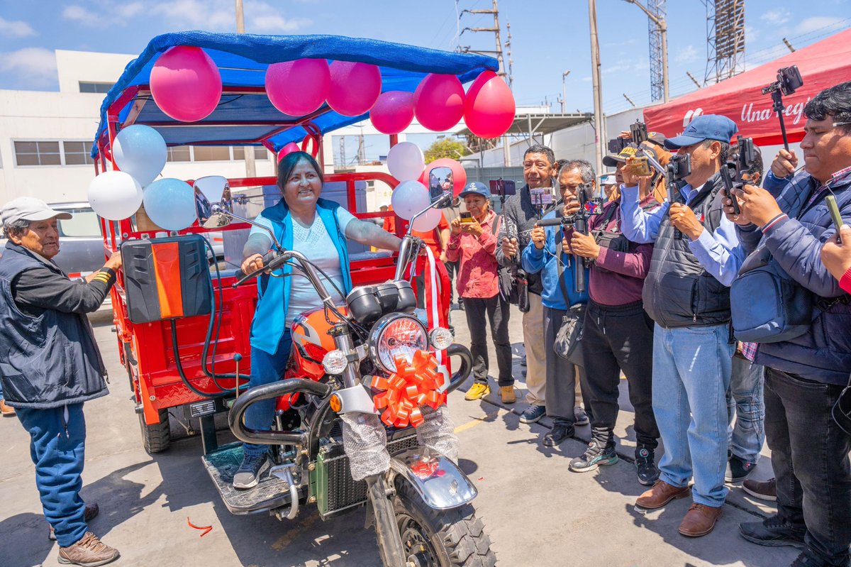 🔴A través de #Procompite, el #GoreMoquegua entregó 11 trimotos de carga a la Asociación Las Gaviotas en La Pampa Inalámbrica (#Ilo), con una inversión de S/129,948.
Este apoyo impulsa la distribución de productos hidrobiológicos y genera más empleo local. 💪🌊