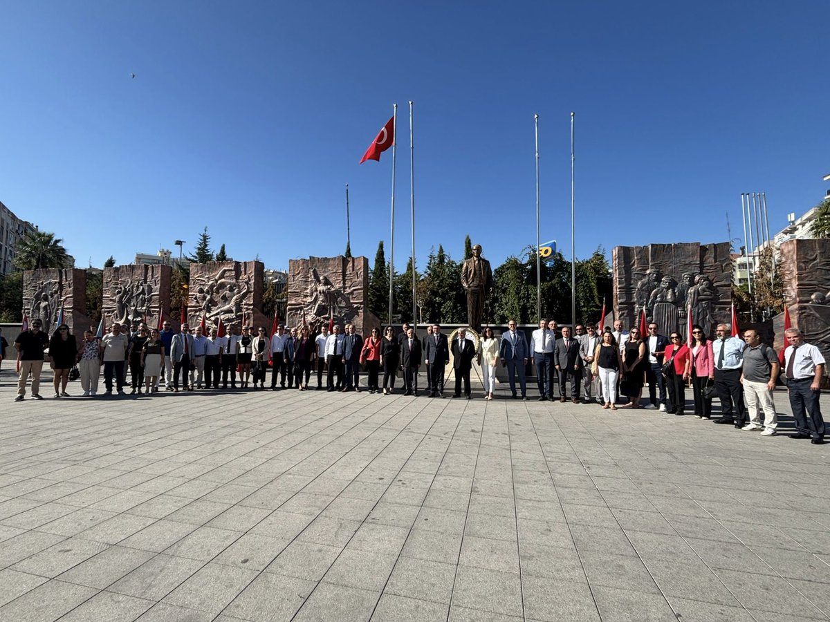 📍İlköğretim Haftası Çelenk Sunma Töreni
 
2025-2026 Eğitim Öğretim yılı İlköğretim Haftası kutlamaları kapsamında Çelenk Sunma Töreni, 100. Yıl Uğur Mumcu Parkında İlçe Milli Eğitim Müdürümüz Sn. Aydın Yüzbaşıoğlu, öğretmen ve öğrencilerimizin katılımıyla gerçekleştirildi.