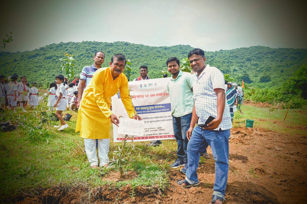 RUGUMU_GP's tweet photo. #ek_ped_maa_ke_nam @BdoDharakote @CMO_Odisha @Ganjam_Admin @IPR_Odisha @PRDeptOdisha @sdmbnj @ZP_Ganjam @ForestDeptt @narendramodi @keerthi_ias  mass plantation in RUGUMU GP, Dharakote block, Ganjam. https://t.co/oAHfILMFJA