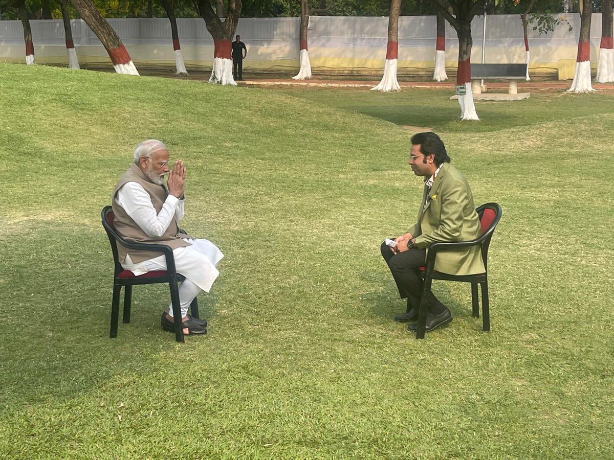journosaurav's tweet photo. प्रधानमंत्री नरेंद्र मोदी जी से जब भी मिला एक बेहद सरल सहज व्यक्तित्व दिखाई दिया। देश के प्रधानमंत्री से मिलना हमेशा एक गौरव का पल होता है लेकिन थोड़ा नर्वस होना भी स्वाभाविक है, मगर वो जिस तरह आप में  रुचि दिखाते हैं और उस पल को बड़ा सहज बना देते हैं वो कमाल का है। जब उनसे पटना में इंटरव्यू के सिलसिले में पहली बार मिला तो उनका पूछना, सौरव आप कहाँ से हैं , किस जिले से हैं , परिवार में कौन कौन हैं , ये मेरे लिए बड़ी बात थी। इंटरव्यू के बाद उनका कहना कि अपने वज़न को काबू में रखिए-जो मैं नहीं कर पाया-ये बताता है कि वो जिस से भी मिलते हैं उस में पूरा इंटरेस्ट लेते हैं।शानदार शख्सियत, कट्टर देश भक्त, भारत को नई ऊंचाइयों पर ले जाने वाले नरेंद्र मोदी जी को 75 वें जन्मदिन की अनेक शुभकामनाएँ। 🙏🏼 @narendramodi
