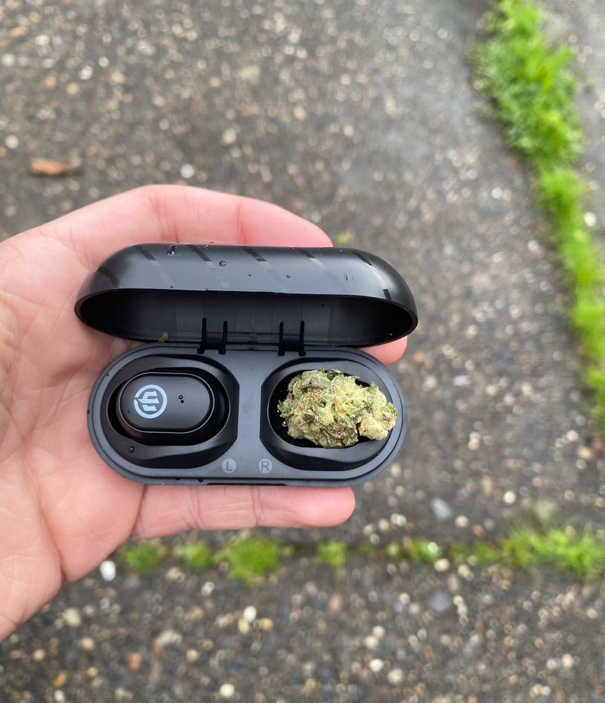 Both na buds but one loud pass one.