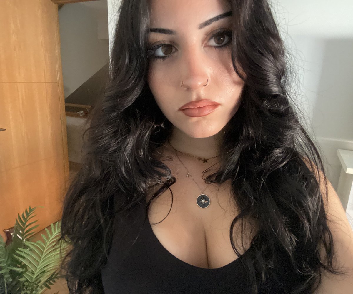 el pelo negro esta d vueltaaa