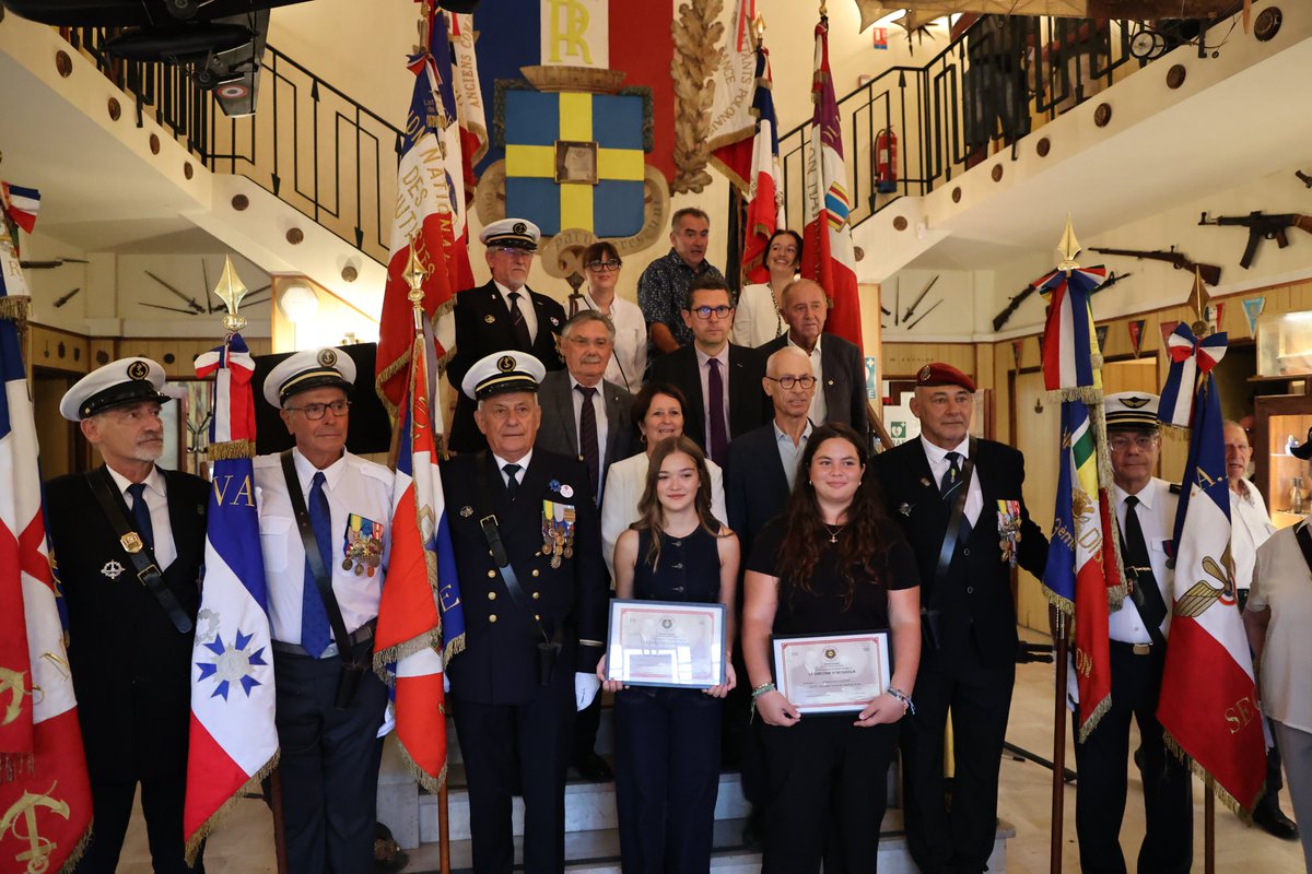 🎖️Fierté à la Maison du Combattant : j’ai remis le diplôme d’honneur de la Fédération André Maginot à Loeva et Mila, 16 ans, jeunes porte-drapeaux engagées et passionnées d’histoire. Leur exemple incarne une jeunesse citoyenne et porteuse de mémoire.
#Mémoire #Citoyenneté