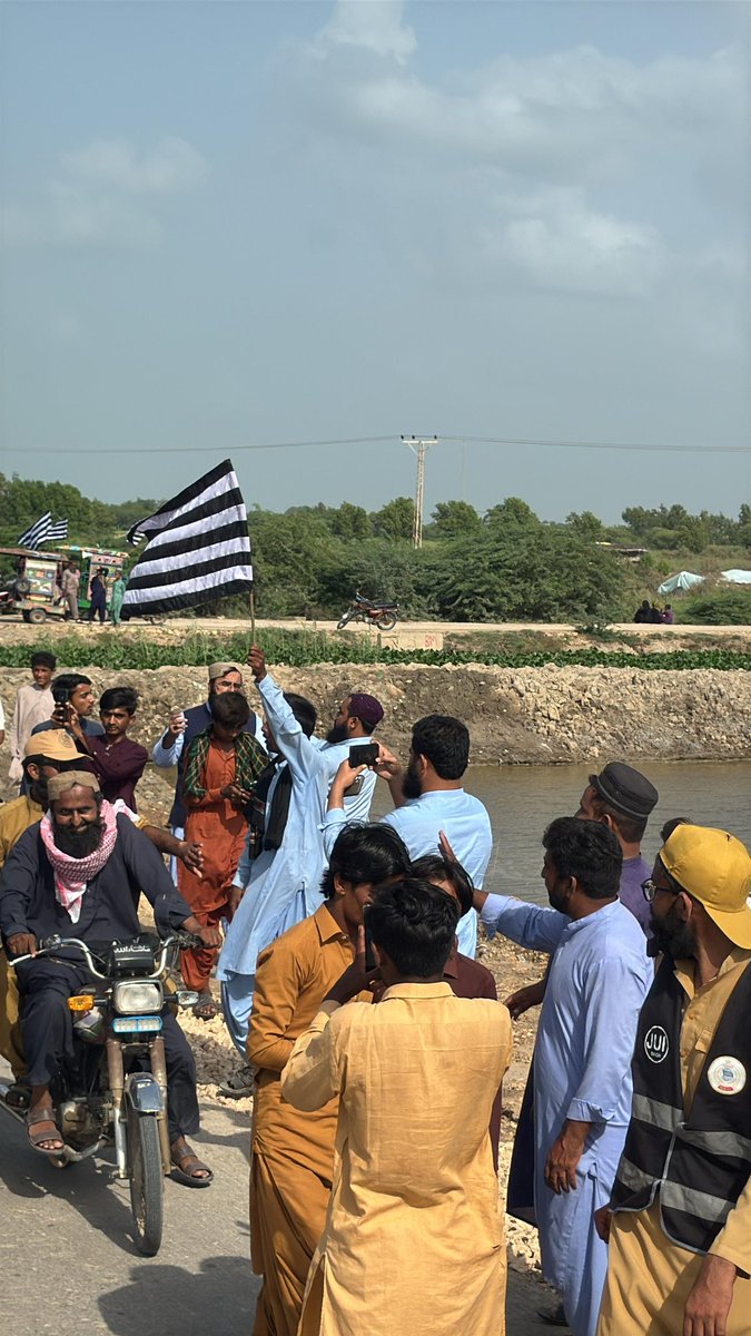 AzadAbabeel's tweet photo. ڈیجیٹل میڈیا کی محنت و جفاکشی کا واضح عکس... 
سائیں قابل داد

#JUISindhPeaceMarch 
#TeamJUIDadu https://t.co/kGqqVGjkAR