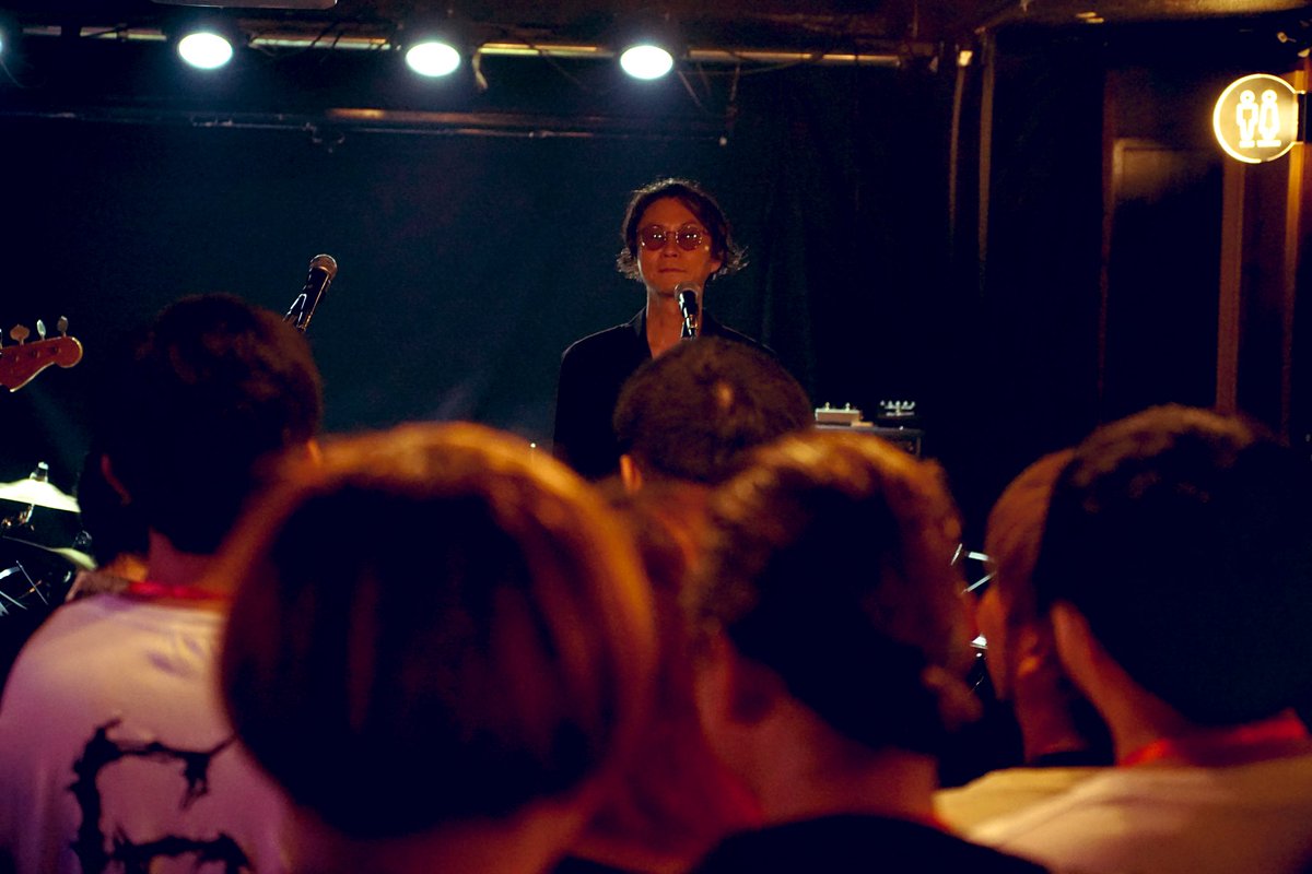 9/7の写真を少し。

・マイク一本に2人でコーラスする幡ヶ谷の飲み仲間。
・珍しいならみちのバンドマイクとその後ろでギターを弾くSさん。
・ジャンプ中のミワさん。ドラムはヨースケ君。ギターはタケキさんで、ベースは石井先輩。
・司会に勤しむ私

よく歌いよく飲みよく笑ました♪