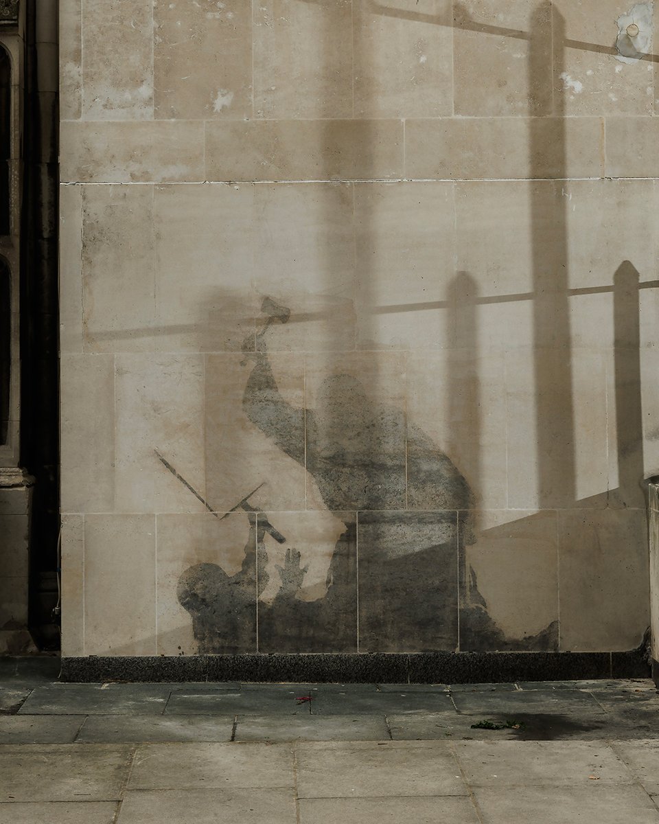 madmadelabel's tweet image. New Banksy mural in London at the Royal Courts of Justice was removed just two days after it appeared, but a faint "ghost" image remains. The work depicted a judge beating a protester.
✏️
#banksy #hypebeast