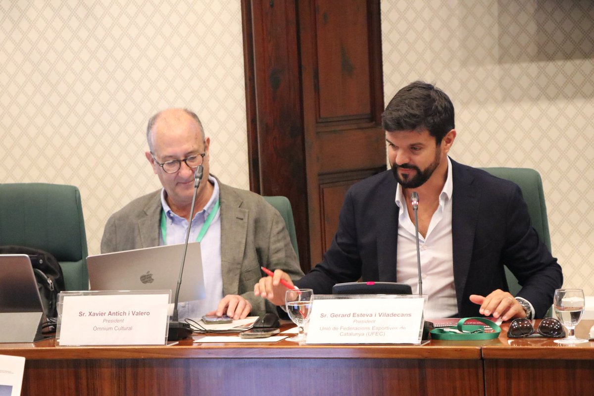 🟠Òmnium i la <a href="/UFECcat/">Unió de Federacions Esportives de Catalunya</a> presenten al <a href="/parlamentcat/">Parlament de Catalunya</a> el Pla d’acció per enfortir el català a l’esport, impactant en més de 600 clubs, 56 federacions, 10.000 entrenadors i 250.000 esportistes.

L’esport, eina de cohesió i d’oportunitats d’accés al català.

🔗omnium.cat/ca/antich-els-…