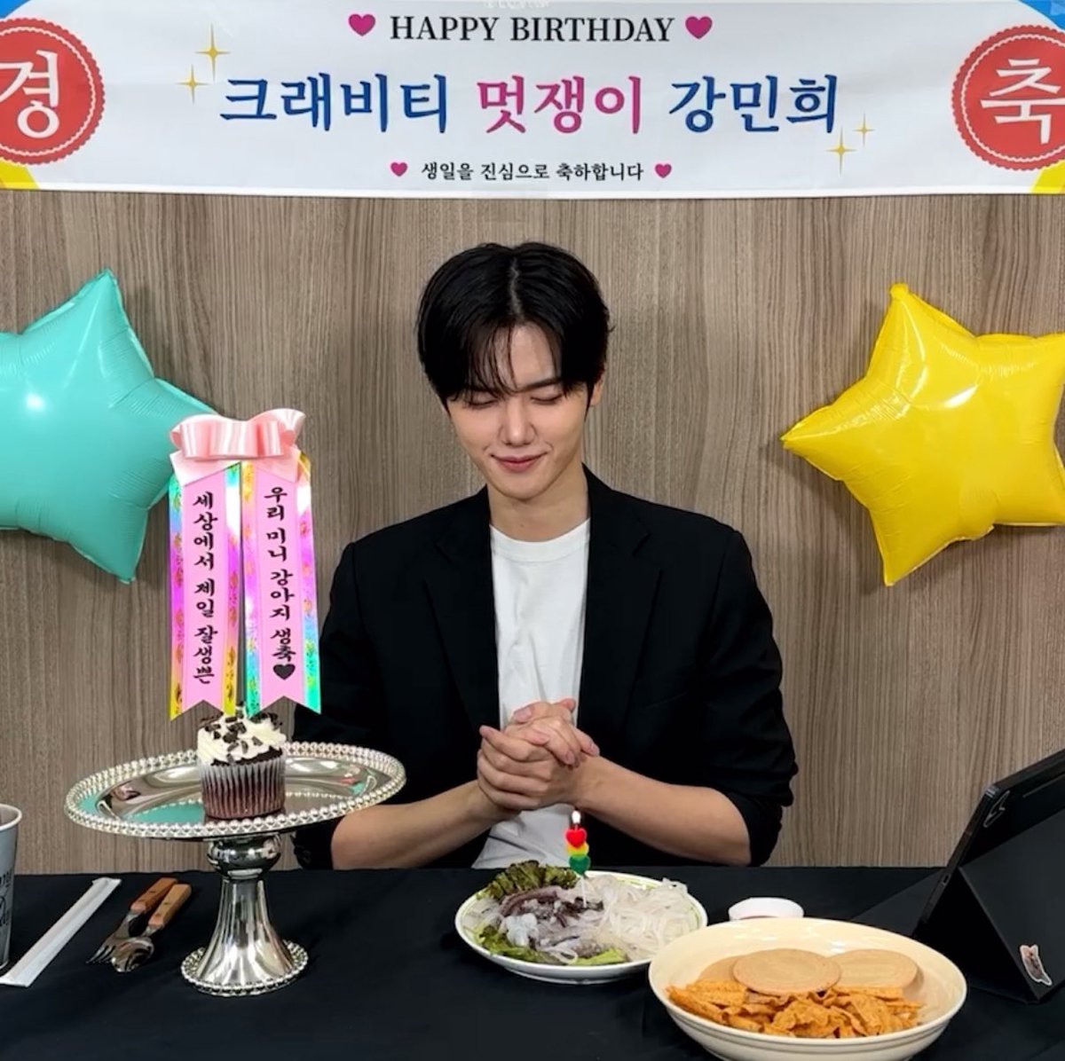 생일상에 컵케이크 오징어회 과자
3개 띨롱 있어서 당황했는데
민희가 오징어회를 진짜 잘 먹고잇슴
맛있게 먹으니 다행입니다..
